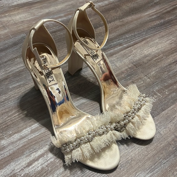 Badgley Mischka Champagne 4in block heel with diamonds and pearls - Picture 2 of 5